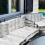 Luxury With Pool And Garden Perfect Location 别墅 *